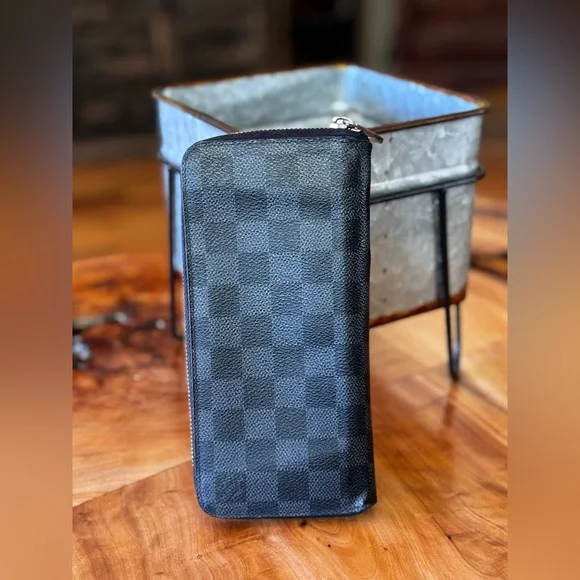 Louis Vuitton
2014 Damier Graphite Pattern Zippy Organizer Wallet - Picture 3 of 17